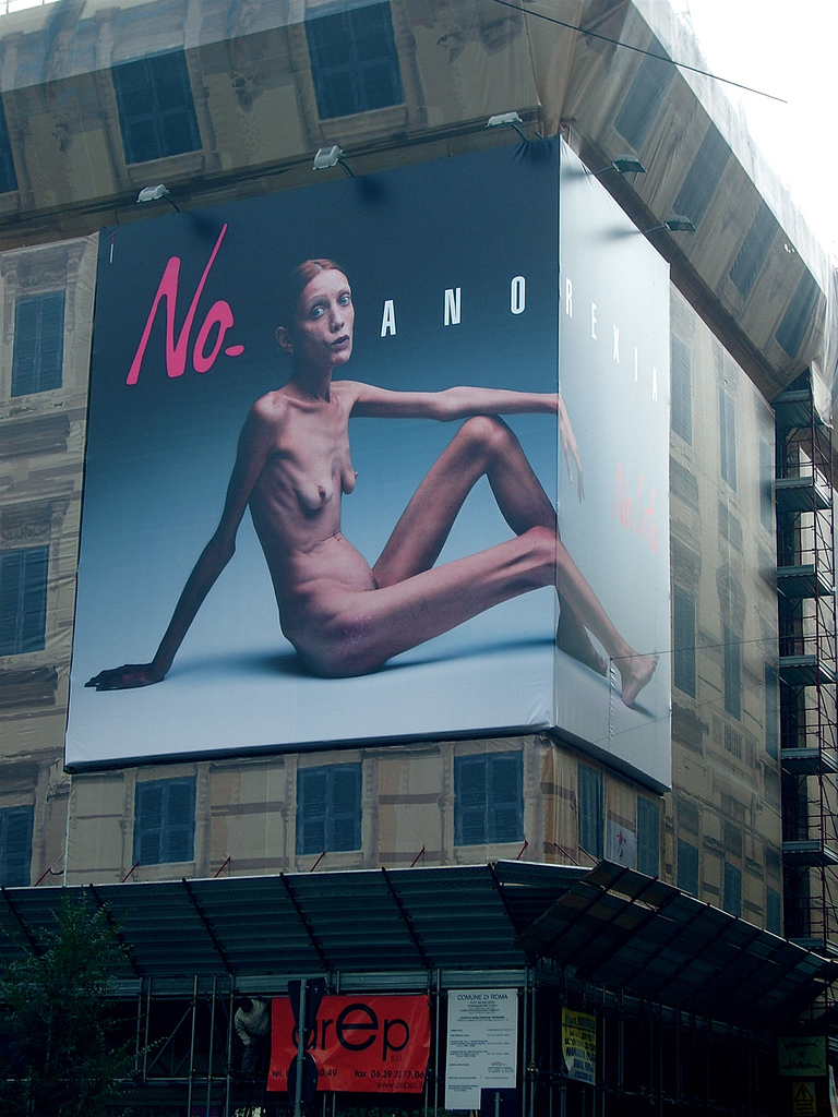 V svetových metropolách možno občas zbadať aj podobné kampane, bojujúce proti anorexií v modelingu.