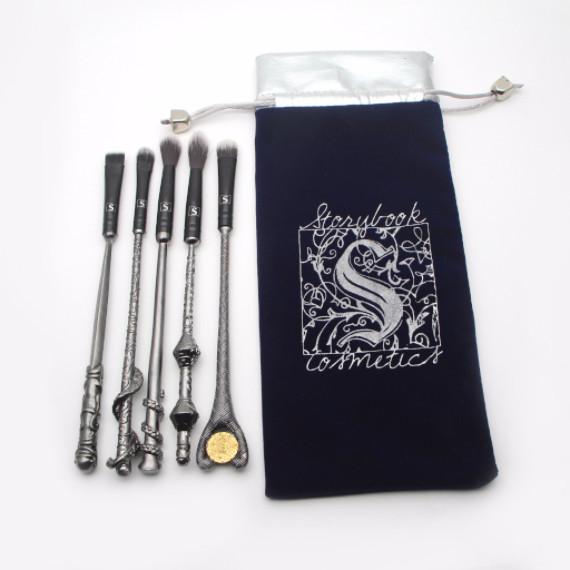 Luxusnú súpravu magických štetcov Harryho Pottera získate v krásnom zamatovom vrecúšku.