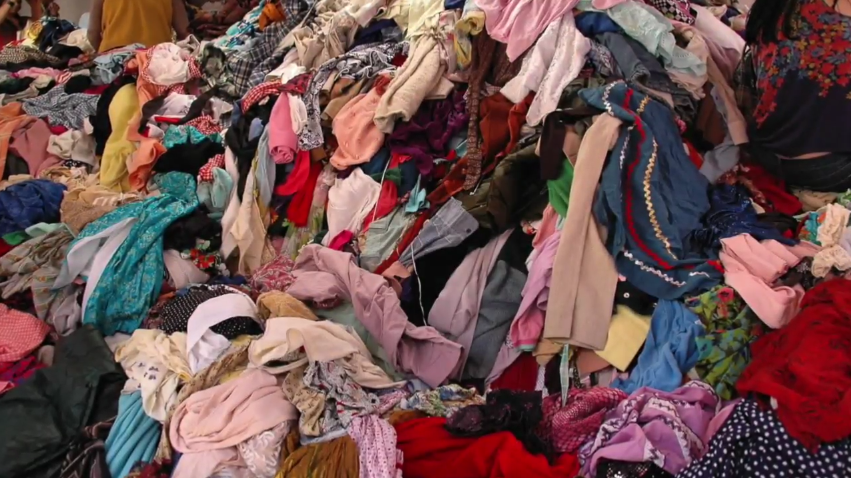Svet denne znečisťujú tony oblečenia, ktoré vyhodíme iba preto, že už nie je v móde.