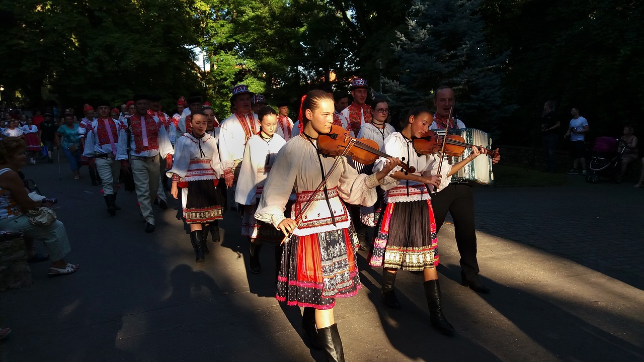 Slovenských kroj patrí k nášmu najkrajšiemu kultúrnemu dedičstvu.