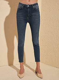 Tmavo modré skrátené skinny fit džínsy Trendyol