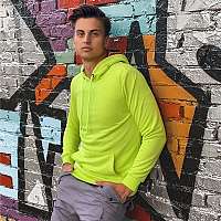 Moderný neónový pánsky outfit