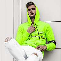 Žiarivý pánsky outfit