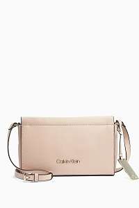 Calvin Klein púdrové crossbody kabelka Enfold Ew Crossbody Nude