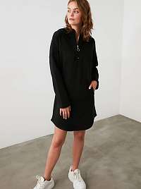 Čierne mikinové šaty s kapucňou Trendyol