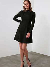 Čierne šaty so stojačikom Trendyol