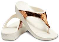 Crocs smotanové žabky Sloane Metal Text Flip Bronze/Oyster - W11