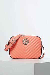 Guess lososová crossbody kabelka Kamryn Stitch Detail