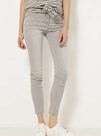 Svetlošedé skrátené skinny fit džíny s ozdobnými detaily CAMAIEU