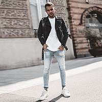 Moderný jeansový pánsky outfit