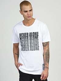 Štýlové biele tričko s potlačou Never Alone MR/21513