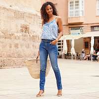 Blancheporte Top s výšivkou a úzkymi ramienkami, potlač ražná/modrá