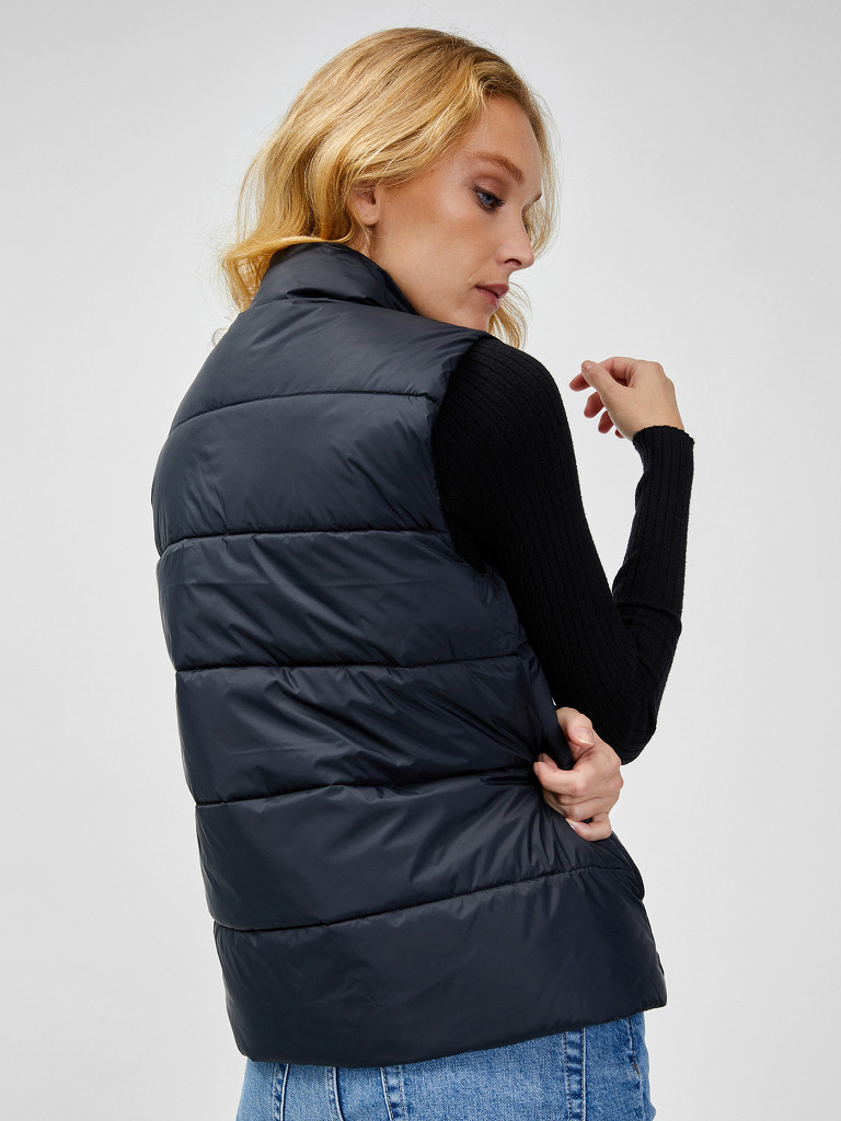 Čierna dámska prešívaná vesta GAP Lightweight | TopModa.sk