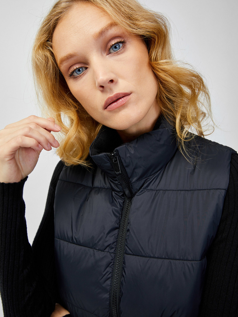 Čierna dámska prešívaná vesta GAP Lightweight | TopModa.sk